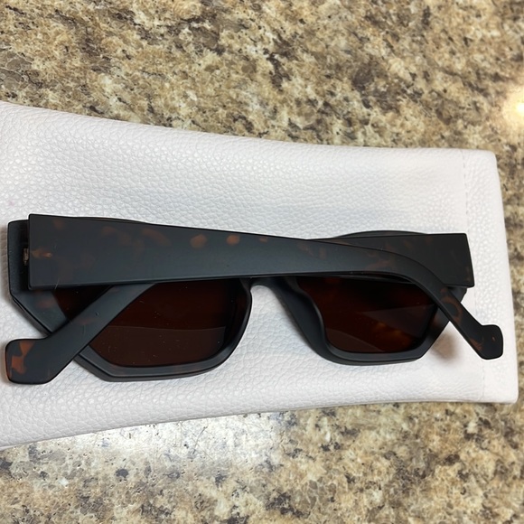 Own The Trend Sunglasses. Brown/Amber Print. NEW IN CASE - Picture 4 of 9
